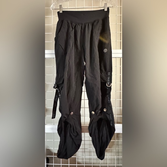 ZUMBA CARGO PANTS DANCE FITNESS Converts to Capri Large - Picture 4 of 11